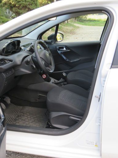 Peugeot 208 1.2 Liter PureTech 68 50 kW 5 Gang Schaltung, Modelljahr 2017, Innenraum vorne