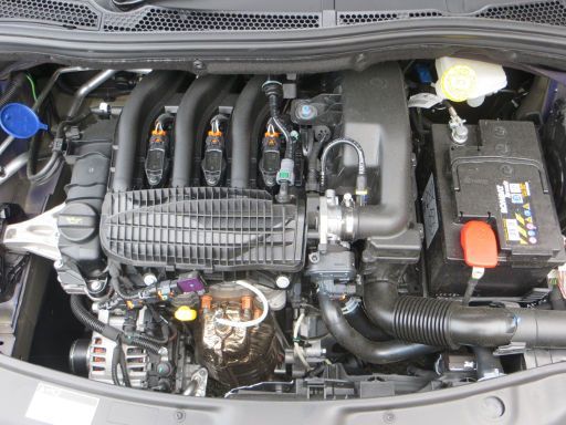 Peugeot 208 1.2 Liter VTi 60 kW 5 Gang Schaltung, Modelljahr 2015, Motorraum mit 1.2 Liter 3 Zylinder Motor