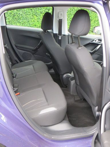 Peugeot 208 1.2 Liter VTi 60 kW 5 Gang Schaltung, Modelljahr 2015, Innenraum hinten