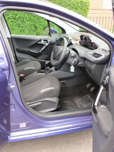 Peugeot 208 1.2 Liter VTi 60 kW 5 Gang Schaltung, Modelljahr 2015, Innenraum vorne