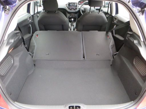 Peugeot 208 1.2 Liter VTi 60 kW 5 Gang Schaltung, Modelljahr 2015, Kofferraum mit umgeklappten Rückenlehnen