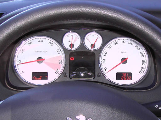 Peugeot 307 CC, Armaturen mit Drehzahlmesser, Kühlmitteltemperaturanzeige, Tankuhr, Multifunktionsdisplay und Geschwindigkeitsmesser