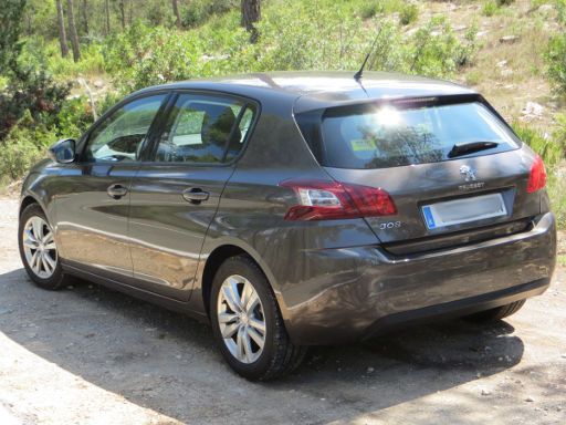 Peugeot 308 II 1,6 Liter Blue HDi 73 kW 5 Gang Schaltung, Modelljahr 2015, Ansicht von der Seite / hinten