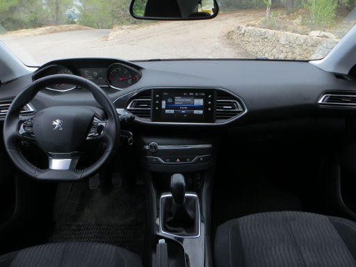 Peugeot 308 II 1,6 Liter Blue HDi 73 kW 5 Gang Schaltung, Modelljahr 2015, Armaturenbrett