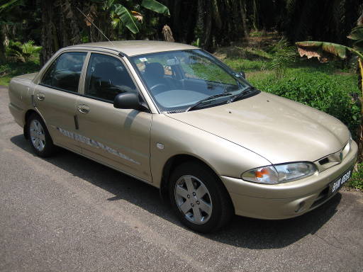 Proton 415 GLi Wira 1.5 l 66 kw Modell C97, Ansicht von der Seite / vorne