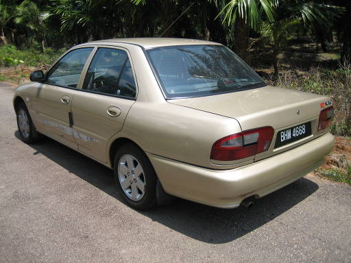 Proton 415 GLi Wira 1.5 l 66 kw Modell C97, Ansicht von der Seite / hinten