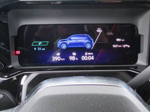 Renault 5 E-TECH, Bildschirm mit Batterieladestand, Reichweite, Ladezeit bis 100 %, Gesamtfahrleistung und Tageskilometerstand