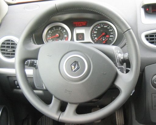 Renault Clio 1.2 TCe 16V, Armaturen mit Drehzahlmesser, Geschwindigkeitsanzeige, Infodisplay und Tankanzeige