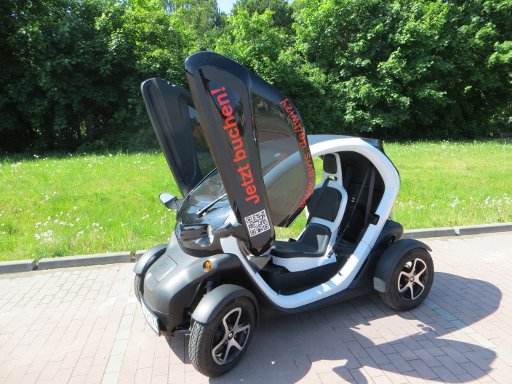 Renault Twizy im Mai 2013, Ansicht von vorne / Seite mit geöffneten Türen