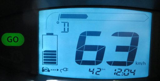 Renault Twizy im Mai 2013, Display mit Ladezustand, Lade / Entladungsanzeige, Tachometer, Restreichweite und Uhrzeit