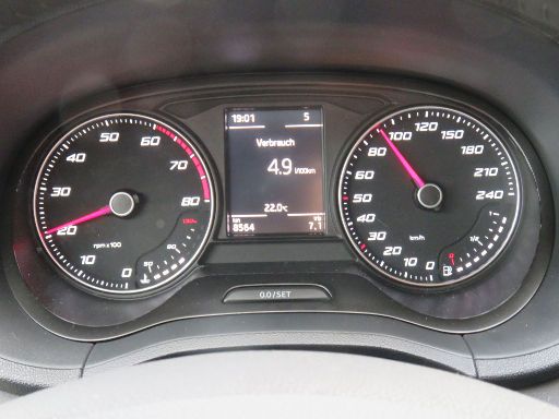 SEAT Ibiza, Typ 6J, 1.2 Liter Benziner, Armaturen mit Drehzahlmesser, Kühlmitteltemperaturanzeige, Bordcomputer, Uhrzeit / Außentemperatur, Tageskilometer / Gesamtkilometer und Schaltanzeige, Geschwindigkeitsanzeige, Tankanzeige