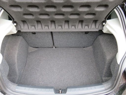 SEAT Ibiza, Typ 6J, 1.2 Liter Benziner, Kofferraum ohne vollwertigem Reserverad unter der Abdeckung