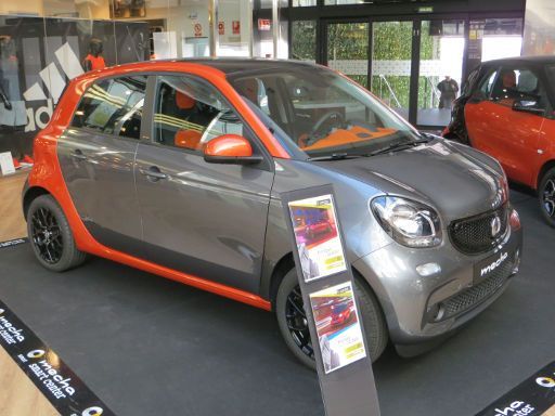 Sixt rent a car, Spanien, Smart forfour Ausstellungsfahrzeug im Einkaufszentrum in Madrid