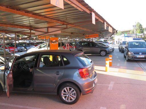 Sixt rent a car, Spanien, Sixt Rückgabe auf dem Parkplatz Madrid MAD Terminal 1