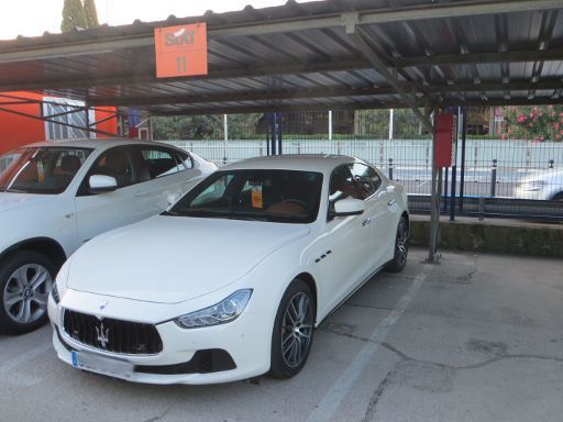 Sixt rent a car, Spanien, Sixt Maserati Ghibli auf dem Parkplatz Madrid MAD Terminal 1