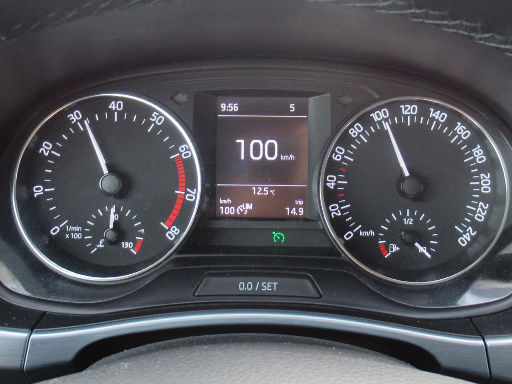 Škoda Fabia, Typ 5J, 1.0 Liter 55 kw Motor, Armaturen mit Drehzahlmesser, Kühlmitteltemperatur, Uhrzeit, Ganganzeige, Bordcomputer, Außentemperatur, Tageskilometer, Gesamtkilometer, Geschwindigkeitsanzeige und Tankinhalt