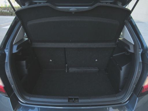 Škoda Fabia, Typ 5J, 1.0 Liter 55 kw Motor, Kofferraum mit Reifenmobilitätsset unter der Abdeckung
