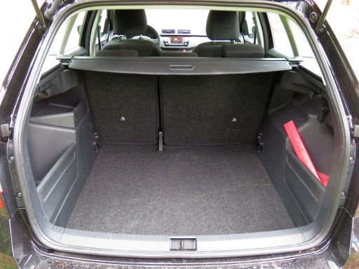 Škoda Fabia Combi, Typ 5J, 1.0 Liter MPI, Kofferraum mit Reifenmobilitätsset unter der Abdeckung