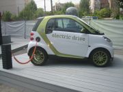 smart fortwo coupe electric drive, Fahrzeug an einer normalen 230 Volt Steckdose