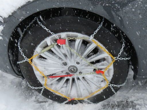 Snovit Schneeketten E-9 Größe 80, Schneekette montiert auf einem Opel ADAM