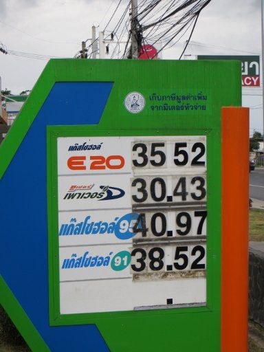 THAI RENT A CAR Udon Thani, Thailand, Tankstelle mit E20 auf Phuket im Februar 2013