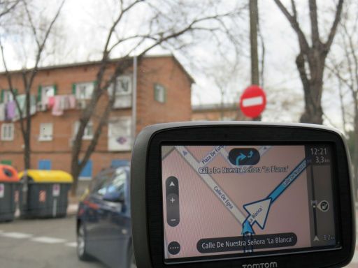 TomTom START 40 Europe 45 Länder Navigation, Fahrtanweisung in Einbahnstraße Calle de Nuestra Señora La Blanca, Madrid