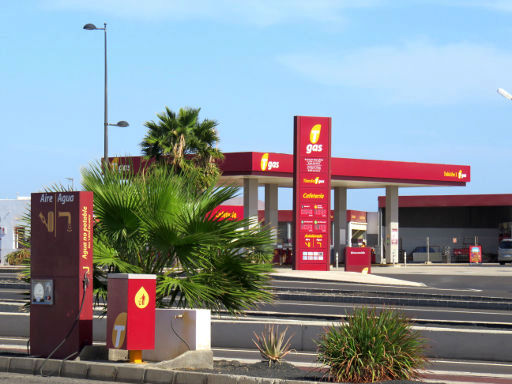 T gas Tankstelle an der Landstraße von Arrecife nach Órzola auf der Insel Lanzarote