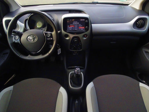 Toyota Aygo x-play 5-Türer 1.0 l 51 kW, Armaturenbrett