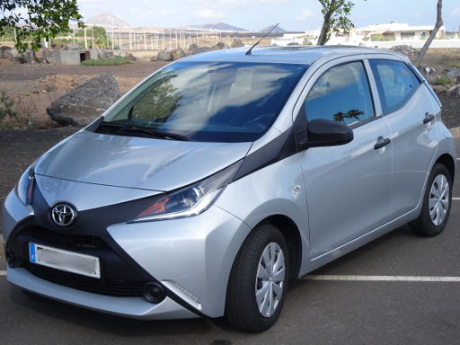 Toyota Aygo x-business 5-Türer 1.0 l 51 kW, Ansicht von der Seite / vorne