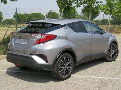 Toyota C-HR Hybrid 1,8 l 72 kW, Ansicht von der Seite / hinten