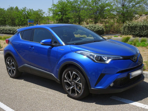 Toyota C-HR Hybrid 1,8 l 72 kW, Modelljahr 2019, Ansicht von der Seite / vorne