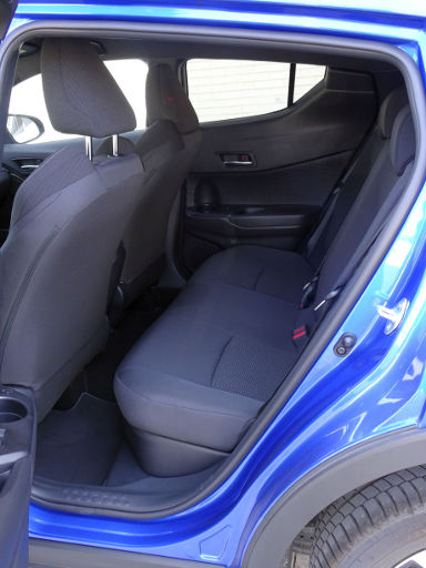 Toyota C-HR Hybrid 1,8 l 72 kW, Modelljahr 2019, Innenraum hinten