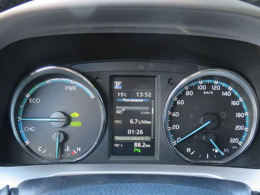 Toyota RAV4 Hybrid 2,5 l 114 kW, Hybridsystemanzeige, Kühlmitteltemperatur, Geschwindigkeitsmesser, Uhr, Außentemperatur, Kilometerzähler, Bordcomputer und Tankinhalt