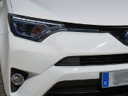 Toyota RAV4 Hybrid 2,5 l 114 kW, Ansicht von der Seite / vorne Scheinwerfer rechts