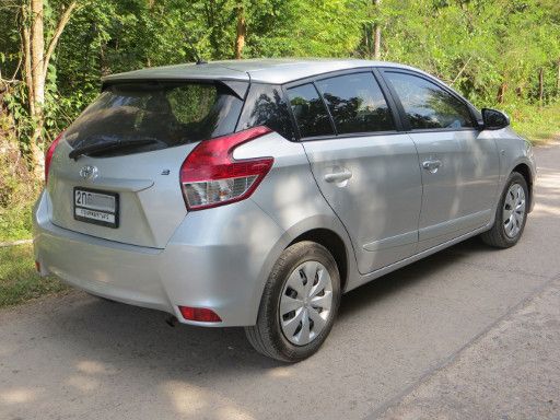 Toyota Thailand Yaris 1,2 l 63 kW Benzinmotor, Modelljahr 2014, Ansicht von der Seite / hinten