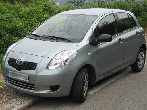 Toyota Yaris 1,0 l 51 kW Benzinmotor, Modelljahr 2006, Ansicht von der Seite / vorne