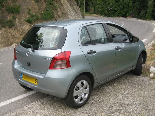 Toyota Yaris 1,0 l 51 kW Benzinmotor, Modelljahr 2006, Ansicht von der Seite / hinten