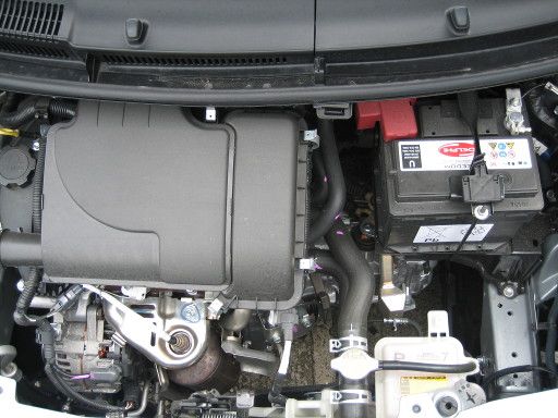 Toyota Yaris 1,0 l 51 kW Benzinmotor, Modelljahr 2006, Motorraum