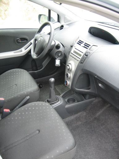 Toyota Yaris 1,0 l 51 kW Benzinmotor, Innenraum vorne