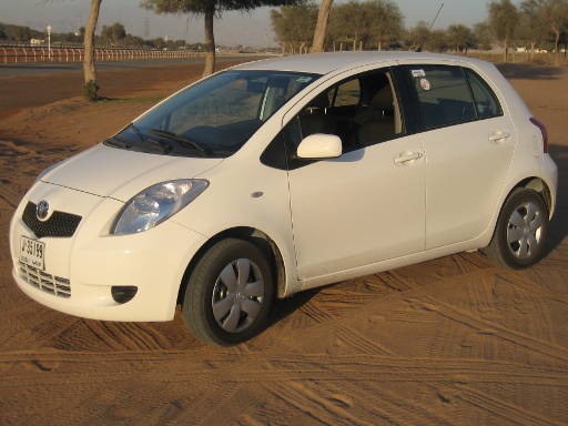 Toyota Yaris 1,3 l 64 kW Benzinmotor Automatikgetriebe, Modelljahr 2008, Ansicht von der Seite / vorne