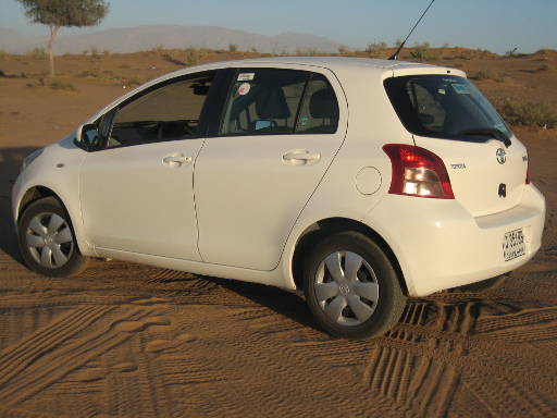 Toyota Yaris 1,3 l 64 kW Benzinmotor Automatikgetriebe, Modelljahr 2008, Ansicht von der Seite / hinten