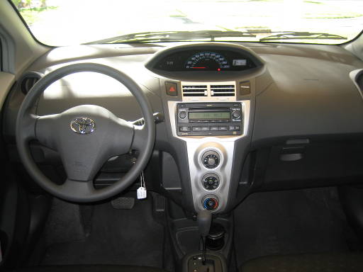Toyota Yaris 1,3 l 64 kW Benzinmotor Automatikgetriebe, Armaturenbrett