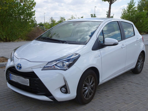 Toyota Yaris Hybrid 1,5 l 74 kW, Ansicht von der Seite / vorne