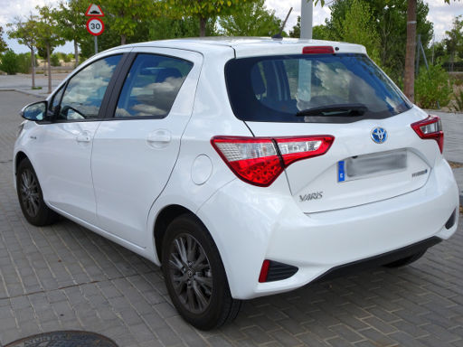 Toyota Yaris Hybrid 1,5 l 74 kW, Ansicht von der Seite / hinten