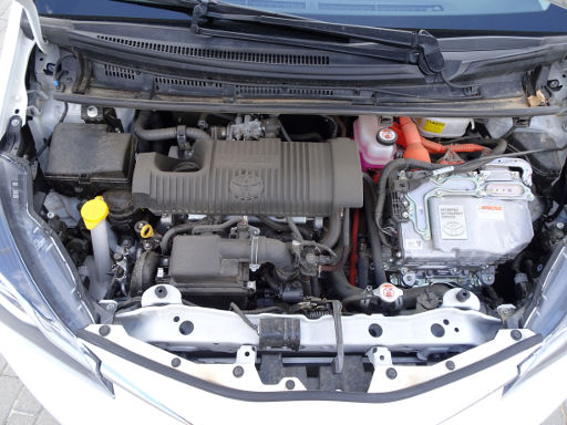 Toyota Yaris Hybrid 1,5 l 74 kW, Motorraum mit Hybrid Synergy Drive