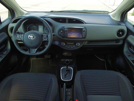 Toyota Yaris Hybrid 1,5 l 74 kW, Armaturenbrett