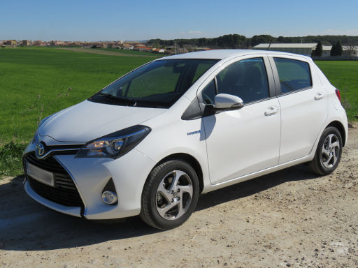 Toyota Yaris Hybrid 1,5 l 74 kW, Ansicht von der Seite / vorne