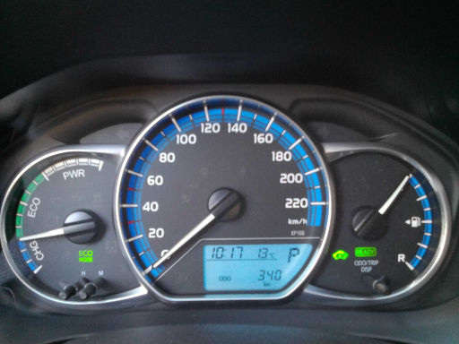Toyota Yaris Hybrid 1,5 l 74 kW, Hybridsystemanzeige, Geschwindigkeitsmesser, Uhr, Außentemperatur, Kilometerzähler, Bordcomputer und Tankinhalt