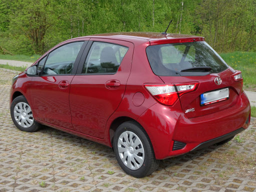 Toyota Yaris 1,5 l 82 kW, Ansicht von der Seite / hinten