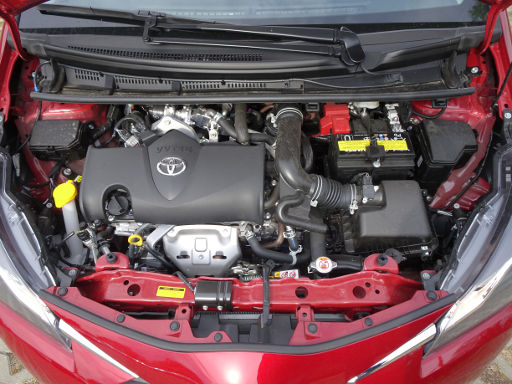 Toyota Yaris 1,5 l 82 kW, Motorraum mit 1.5 Dual-VVT-iE